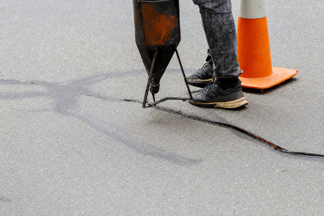 Asphalt crack sealing